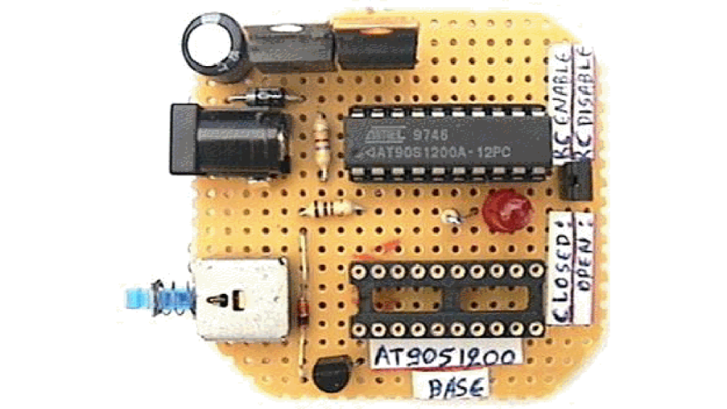 RCEN fuse programmer using AT90S1200A microcontroller